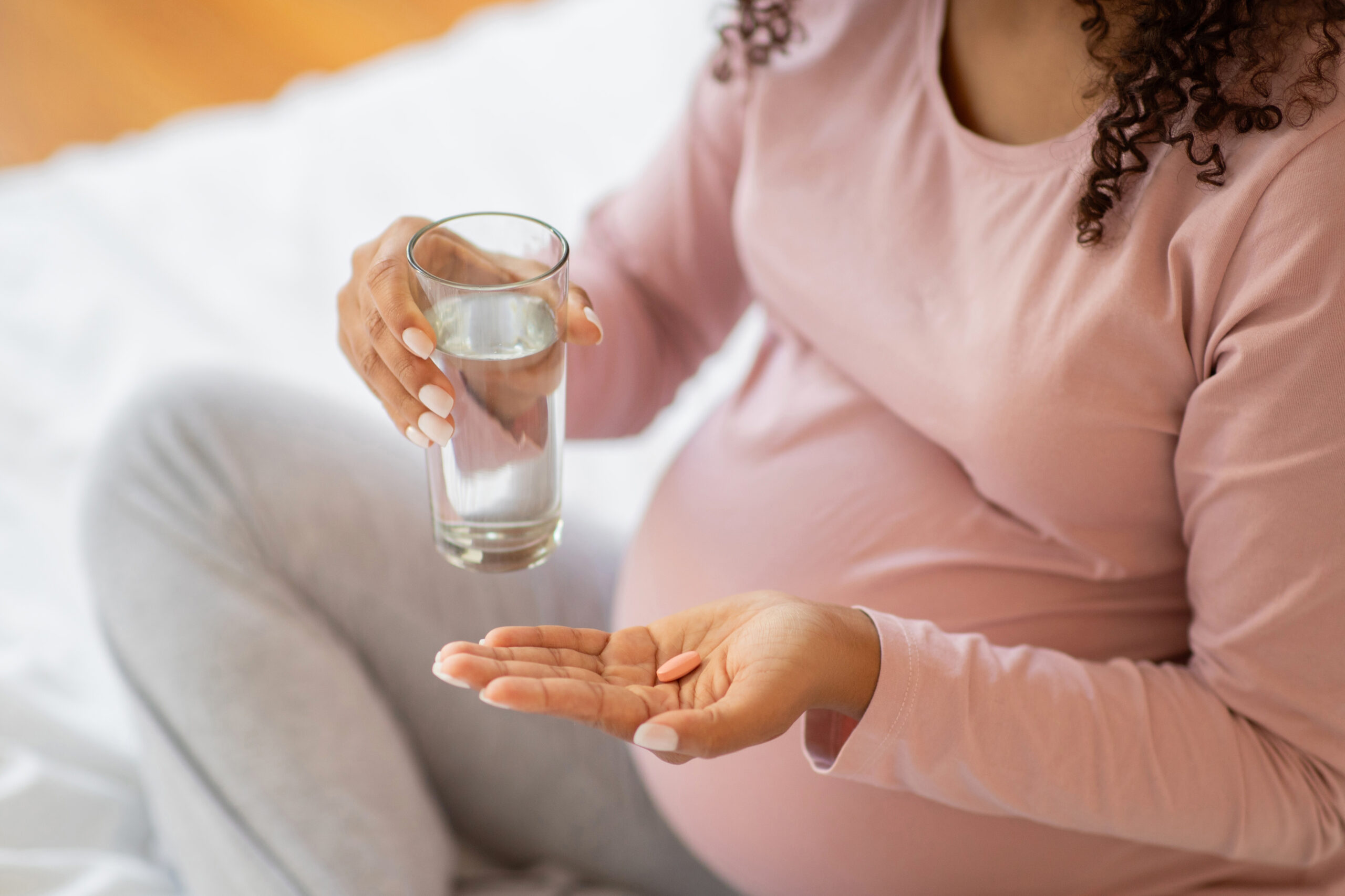 Zwangere vrouw met paracetamol